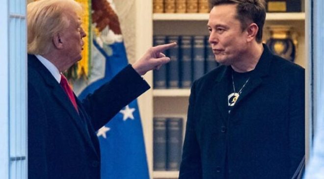 TRUMP’TAN MUSK’A SERT ÇIKIŞ ‘RAYDAN ÇIKTI, TAM BİR TREN KAZASI’